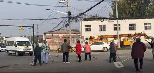 超市回应将馒头扔地上给大爷大妈抢 超市回应将馒头扔地上给大爷大妈抢
