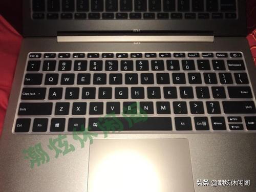 电脑键盘怎么亮华为(华为电脑键盘灯光亮度调节指南)