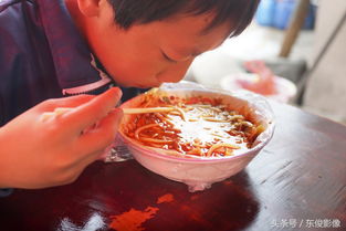 游客吃面发现碗底印着“你是猪吗” 游客吃面发现碗底印着“你是猪吗”
