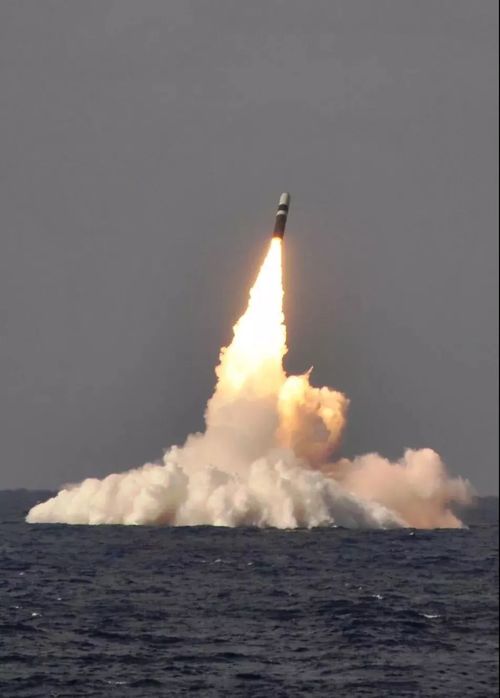 中国战略核潜艇试射潜射导弹画面公布 中国战略核潜艇试射潜射导弹画面公布