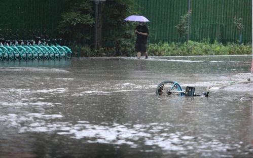 直击一线 记者被风浪浇到全身湿透 直击一线 记者被风浪浇到全身湿透
